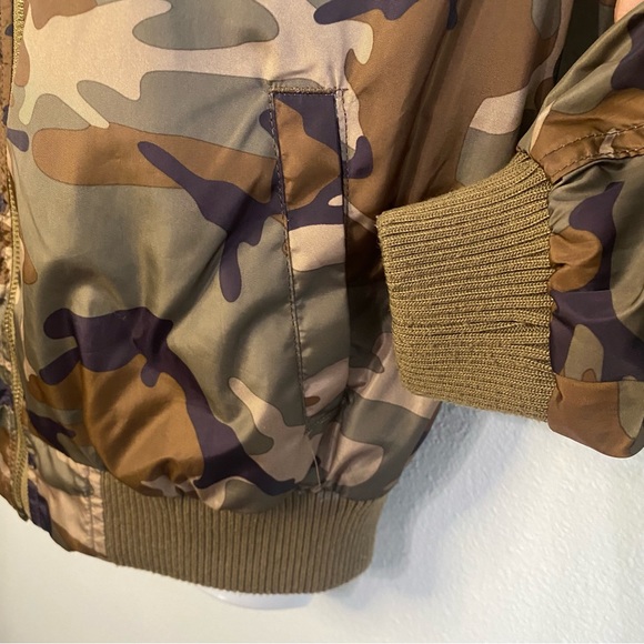 Camouflage bomber jacket: Large **w168 - Picture 5 of 14